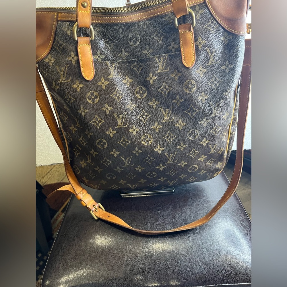 GM Louis Vuitton Odeon comes with crossbody strap..offers welcomed